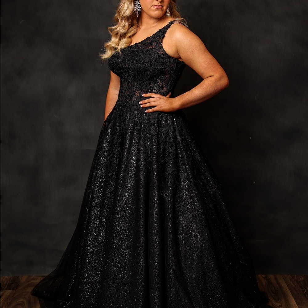 Elegant Black Lace Evening Gown